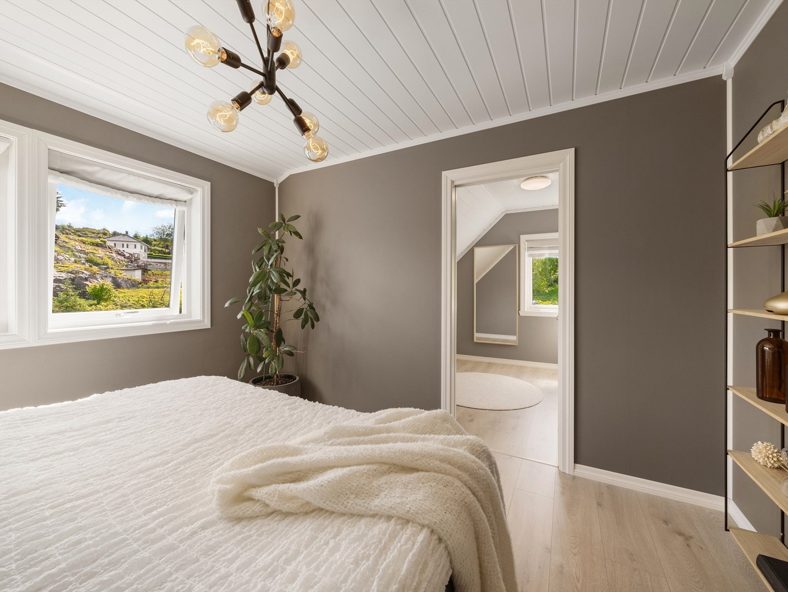 Videre fra soverommet er det et eget walk-in closet. Galleribilde