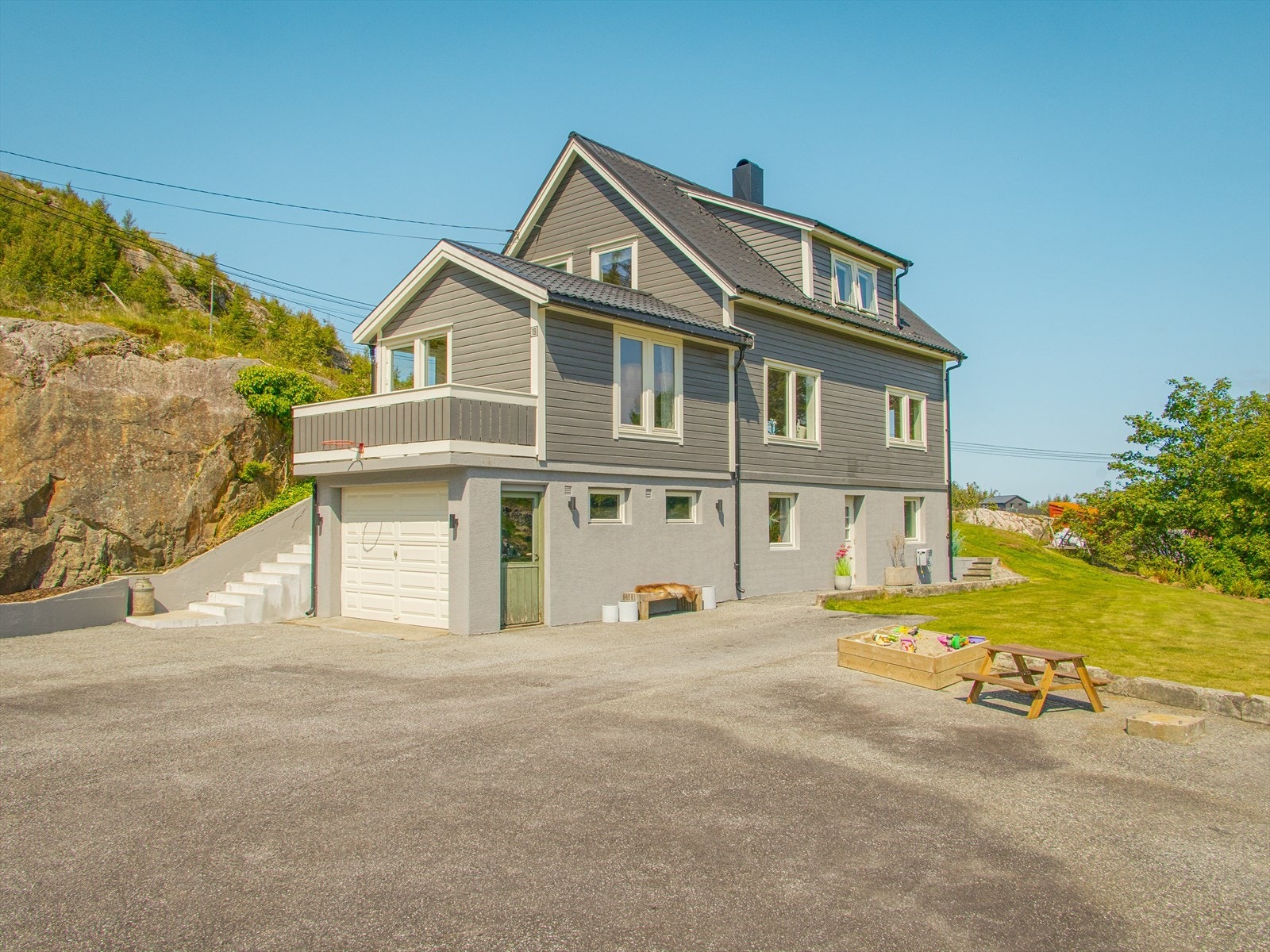 Eiendommen ligger i et særdeles rolig og naturskjønt område med kort avstand til Bekkjarvik. Galleribilde