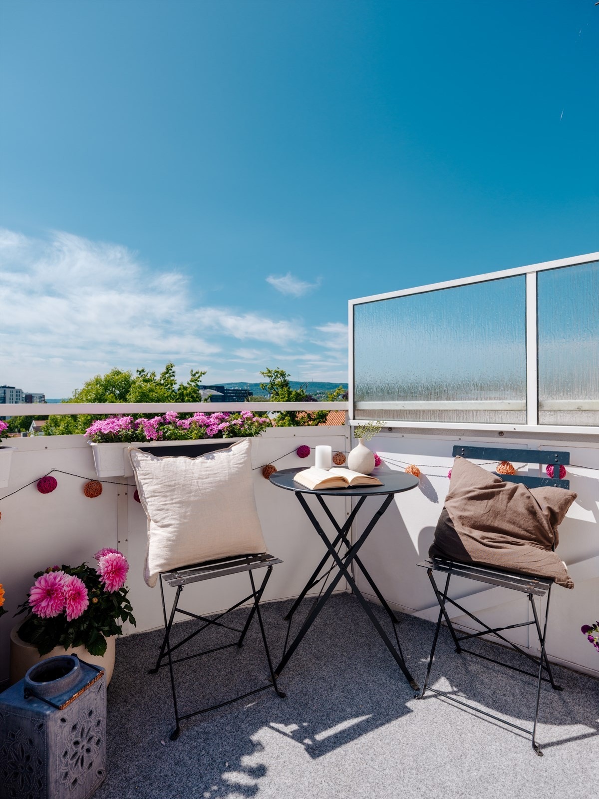 Det er plass til utemøbler, planter og grill. Galleribilde