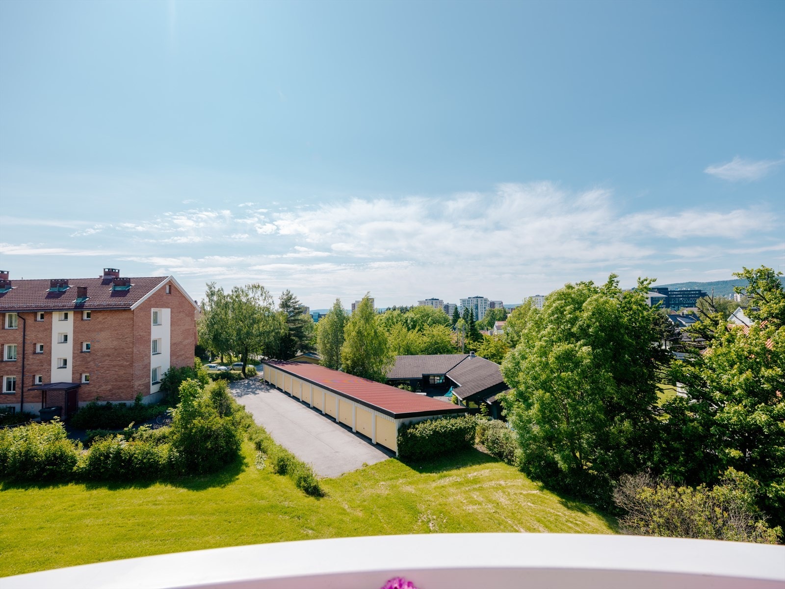 Balkongen ligger høyt og luftig med gode solforhold og nydelig utsikt. Galleribilde