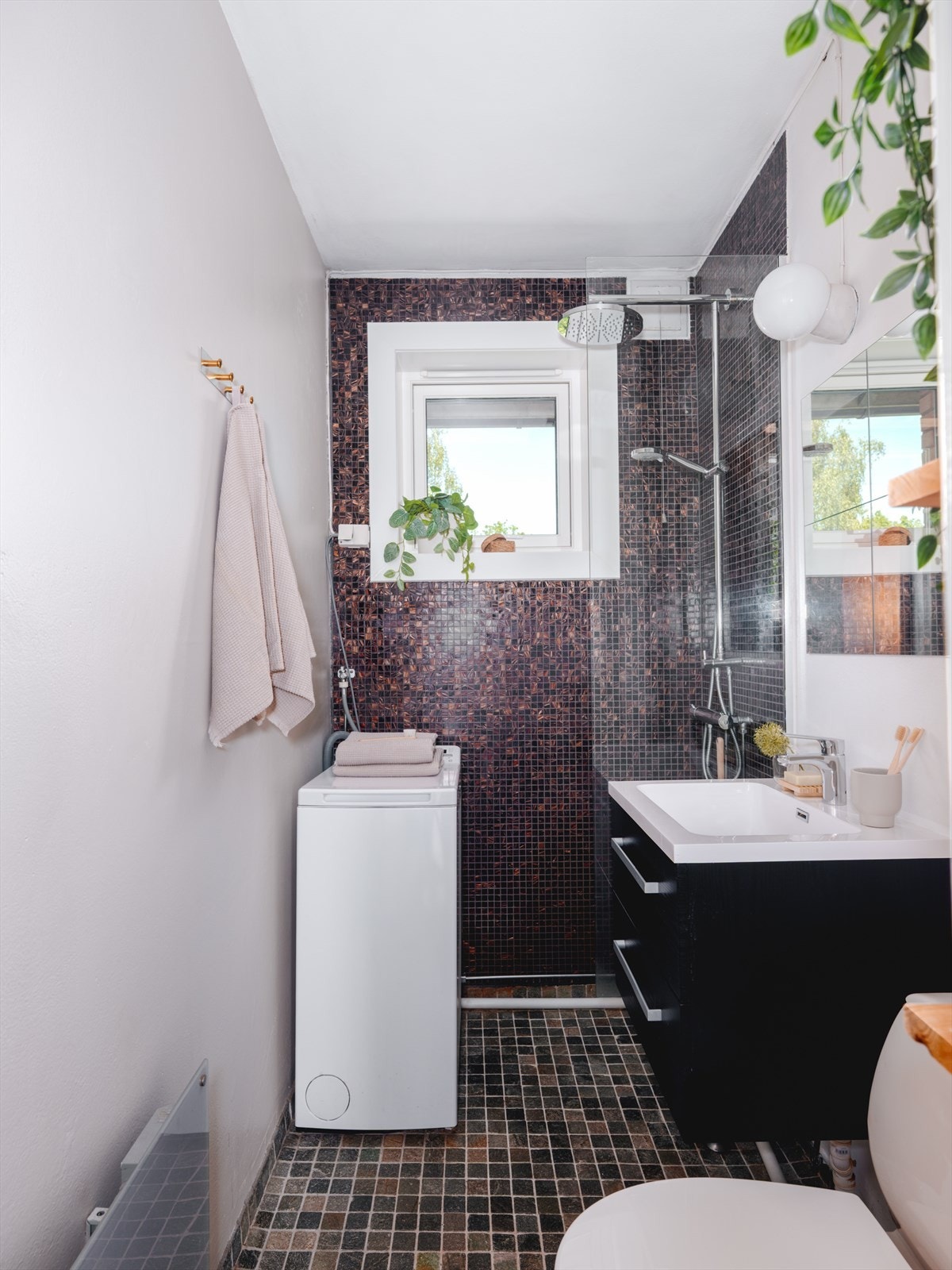 Lyst bad med opplegg for vaskemaskin. Badet har behov for oppgradering. Galleribilde