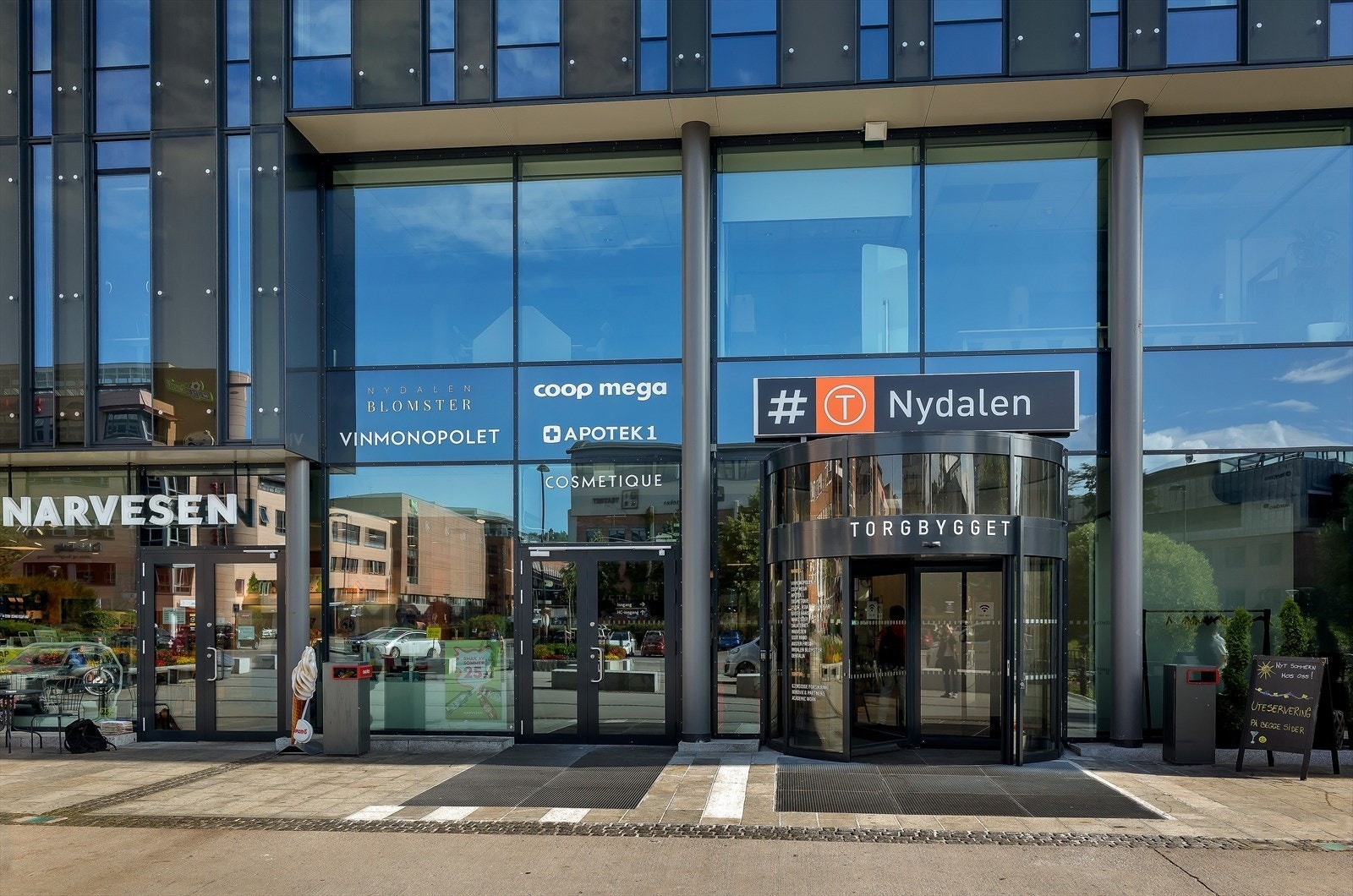 All offentlig kommunikasjon, inkludert trikk, buss og T-bane, ligger i kort gangavstand fra boligen og gir enkel tilgang til sentrum og resten av byen Galleribilde