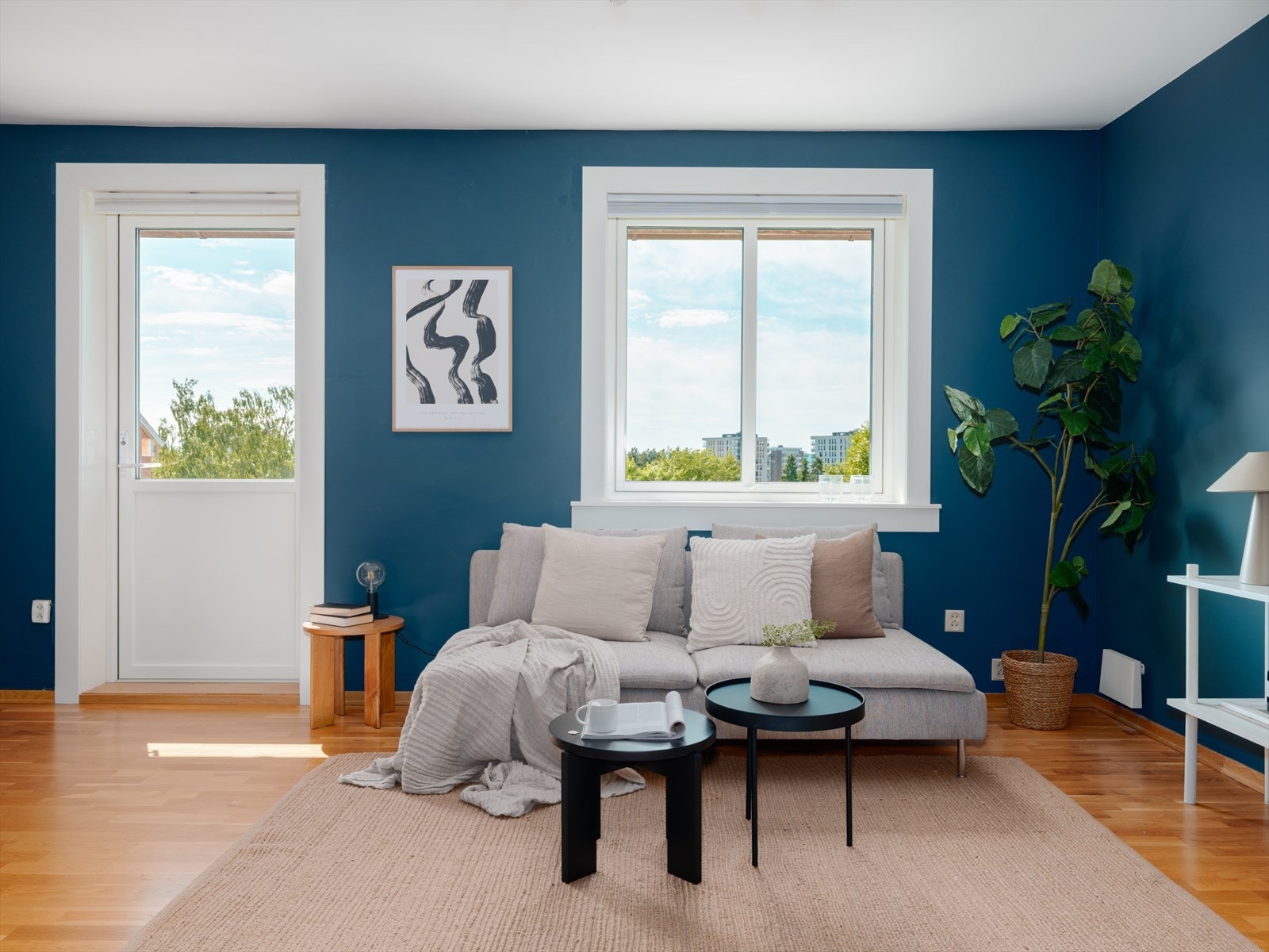 Det er god plass til sofagruppe, tv-møbler og spisebord i rommet. Galleribilde