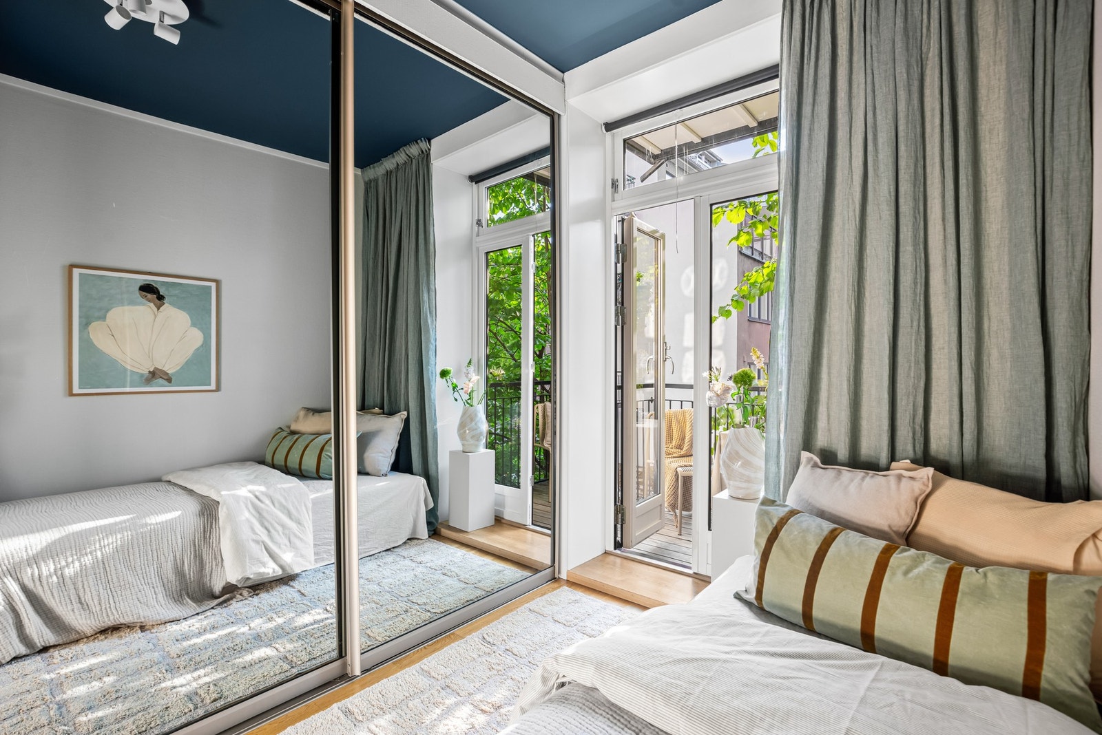 Her er det satt inn en stor skyvedørsgarderobe med innredning som medfølger. Galleribilde