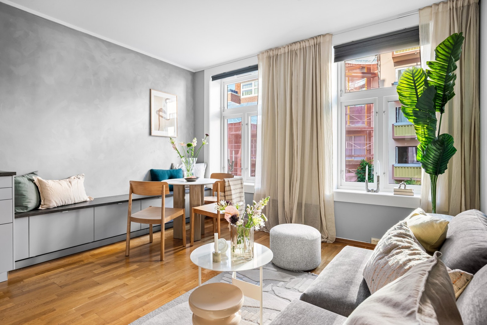 Kjøkkenet ble flyttet ut til stuen. Takhøyden er målt til 2,65 meter og gir god romfølelse. Galleribilde