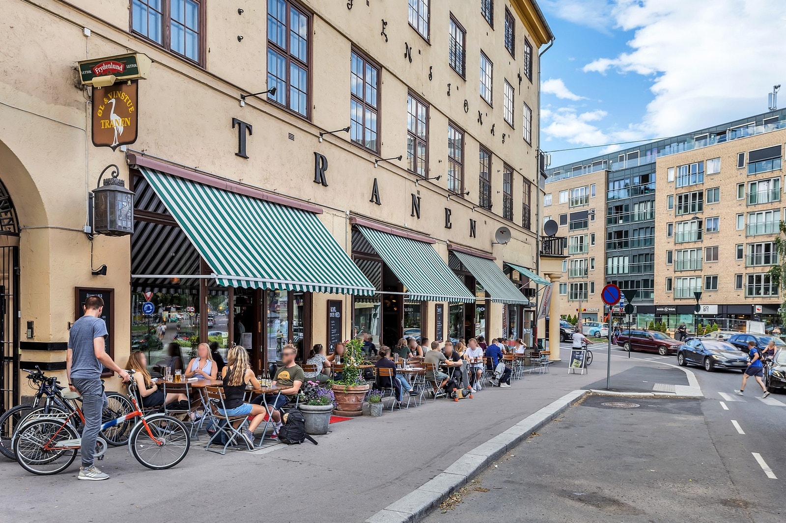 På Tranen er det bakeri og kafé om morgenen og pizzaservering på ettermiddag- og kveldstid. Galleribilde
