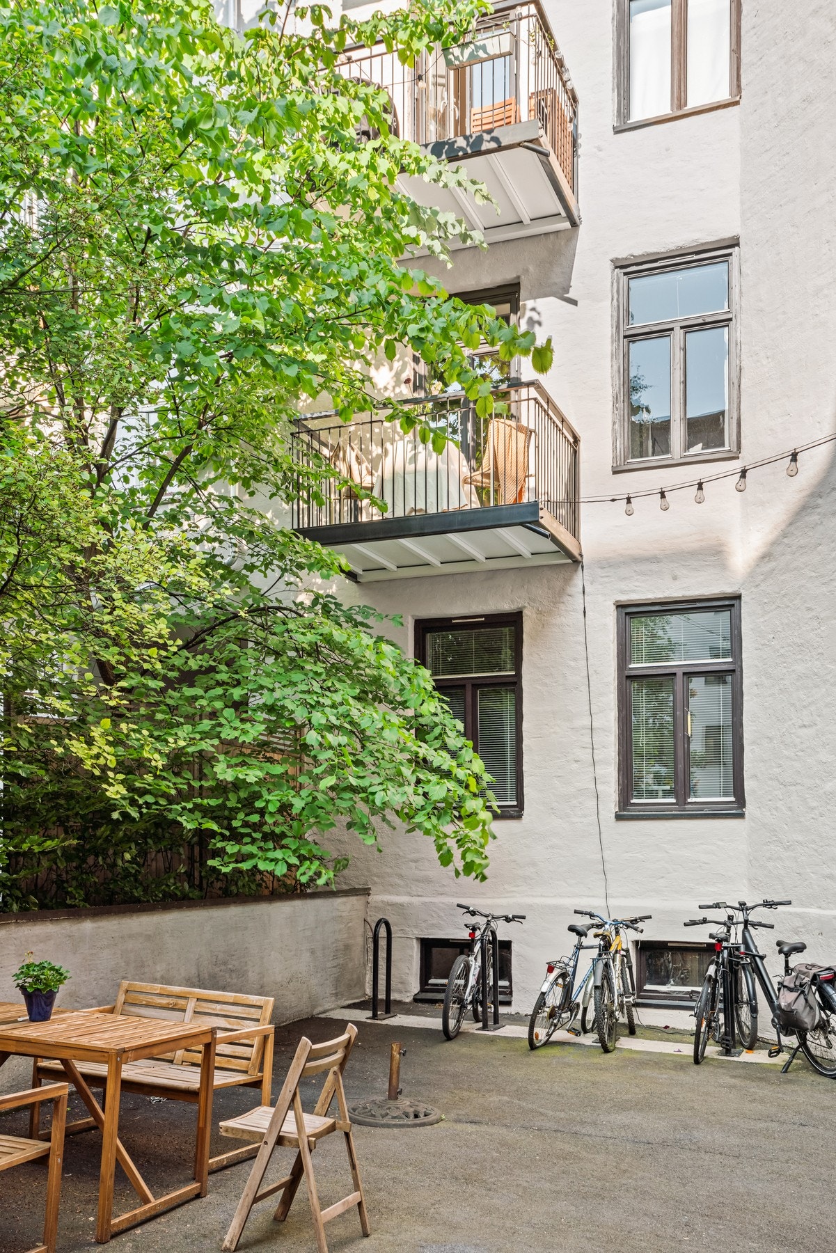 Leiligheten ligger i 2. etasje der begge soverommene og balkongen vender ut mot bakgården. Galleribilde