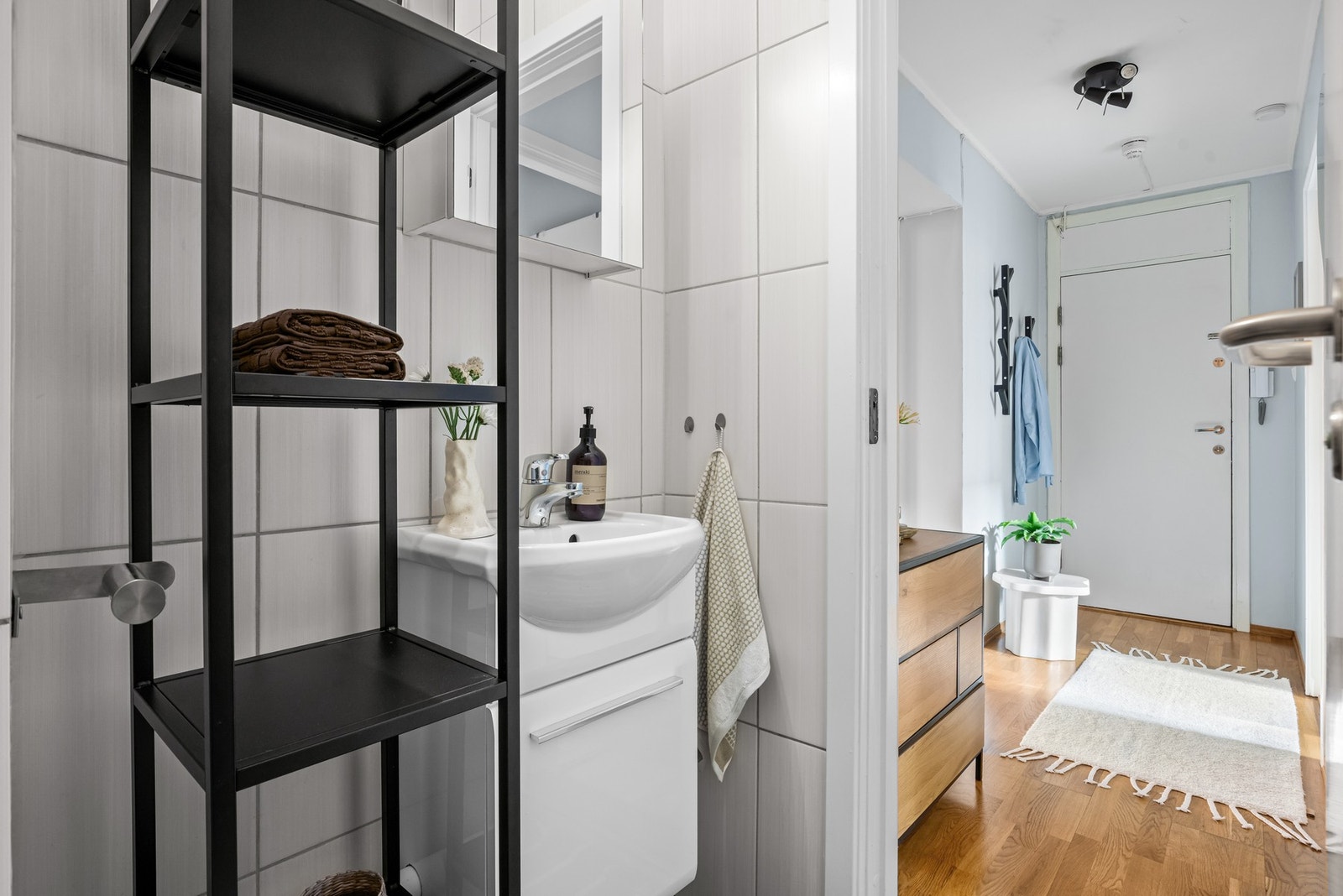 Det helflisede badet er blitt oppusset i regi av tidligere eiere, og av tidligere salgsoppgave er det opplyst at i 2016 ble det satt inn nytt toalett samt delvis nye rør. Galleribilde