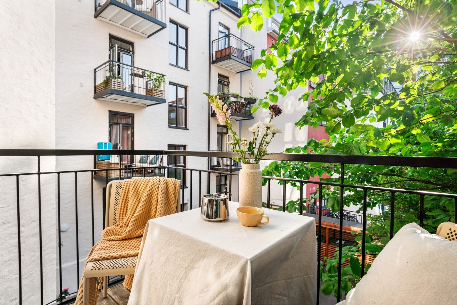 Balkongen ligger vendt mot vest hvor solen står på ettermiddag- og kveldstid på sommeren. Galleribilde