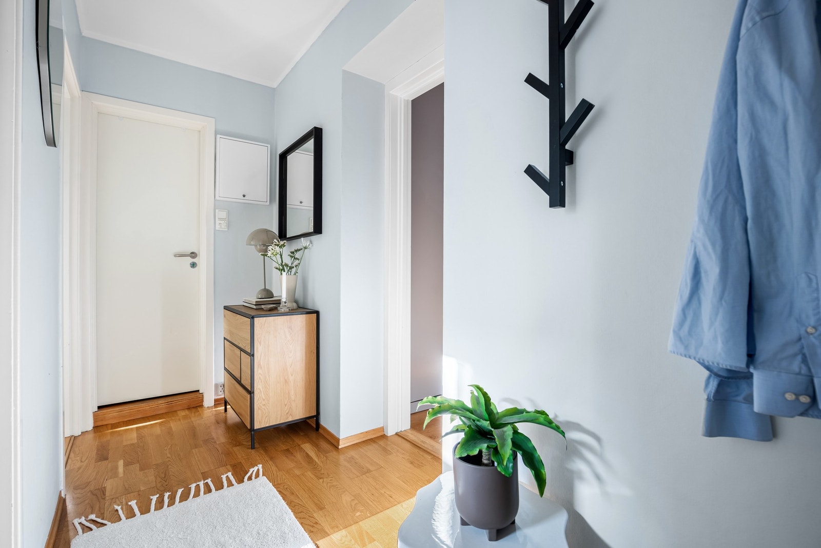 Leiligheten entré leder til alle rommene. Badet ligger innerst. Galleribilde