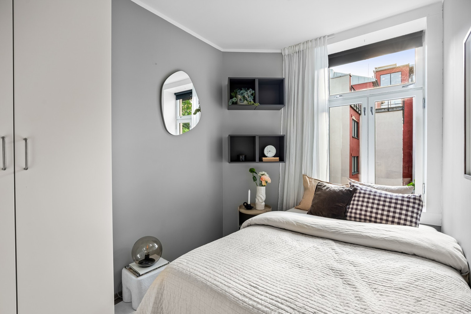 Dette er det andre soverommet. Her er det innredet med både garderobeskap og dobbeltseng. Galleribilde