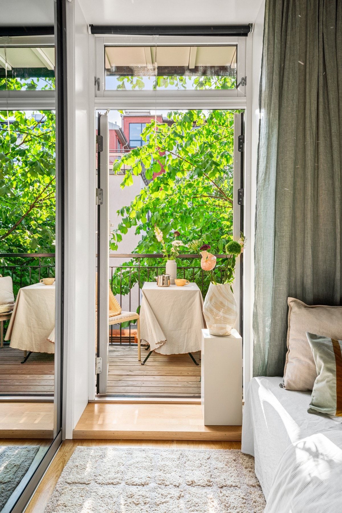 Balkongdørene er tofløyet og ble satt inn i 2017 samtidig som balkongen ble oppført. Galleribilde