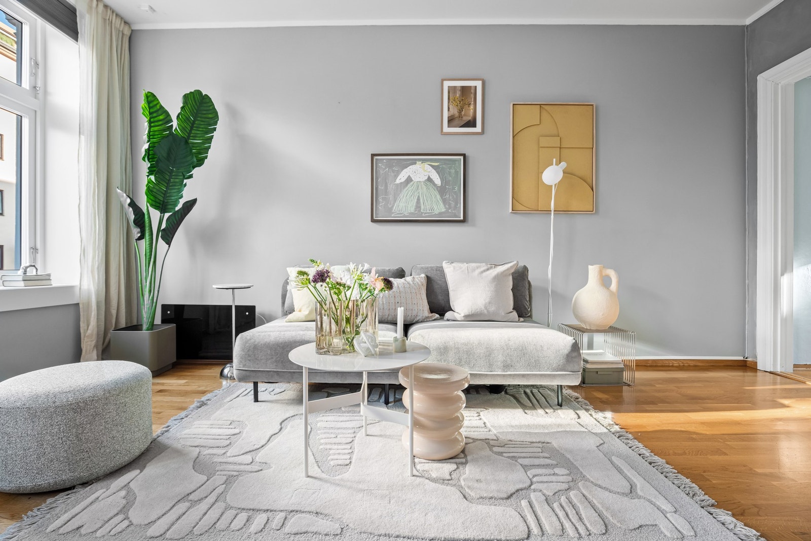 Rommet får tilført godt med naturlig lys fra de to store vinduene med brede karmer. Vinduene her ble skiftet i 2023. Galleribilde