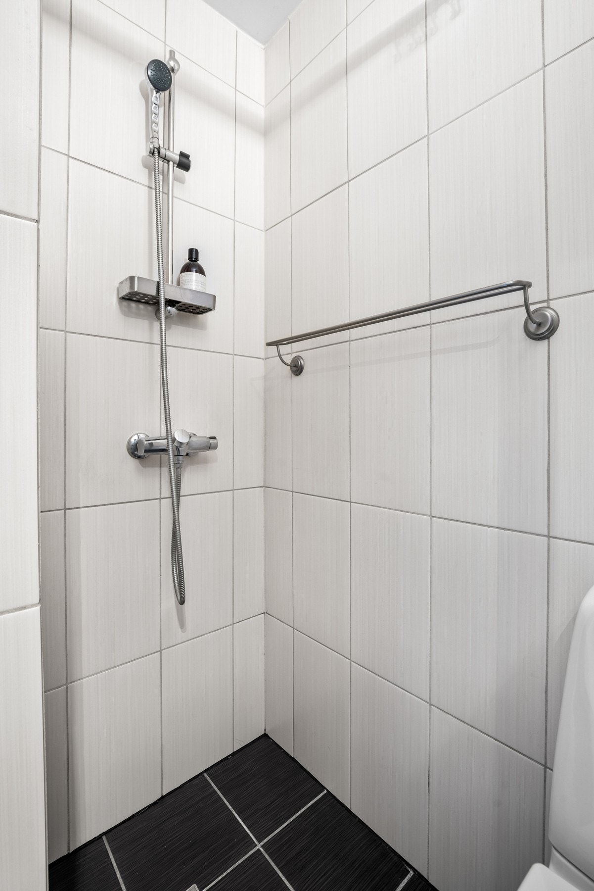 Det er videre utstyrt med toalett og åpent dusjhjørne. Galleribilde