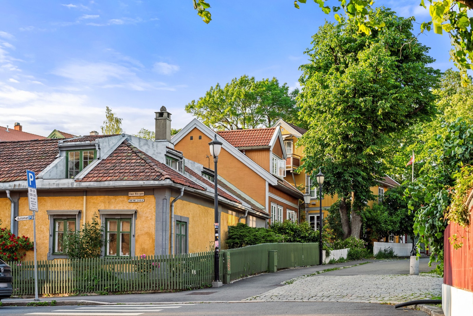 I nabolaget finnes det sjarmerende trehusbebyggelse og hyggelige gater. Galleribilde