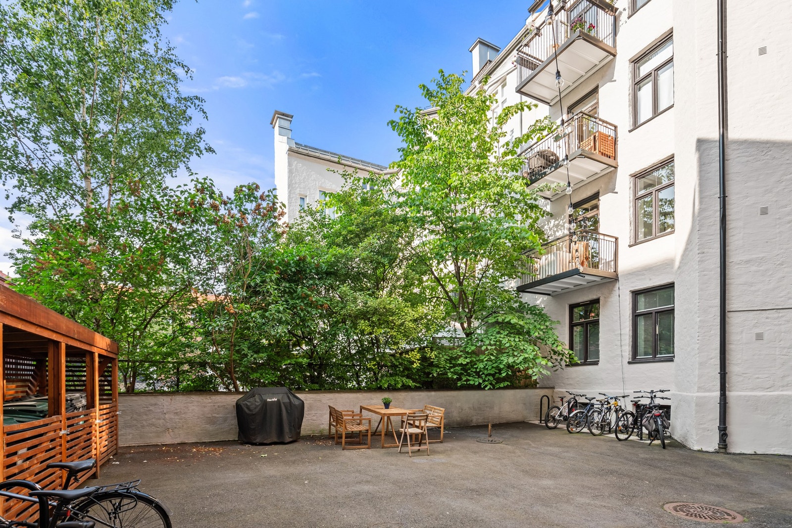 I bakgården er det sittegrupper og sykkelparkering. Det er også sykkelparkering i kjeller. Galleribilde