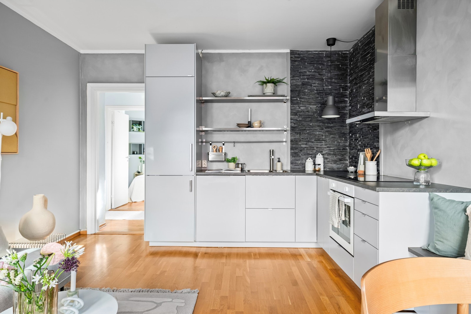 Kjøkkenet er utstyrt med integrert induksjonstopp, kjøl- og fryseskap, stekeovn og oppvaskmaskin. Alle hvitevarer medfølger. Galleribilde