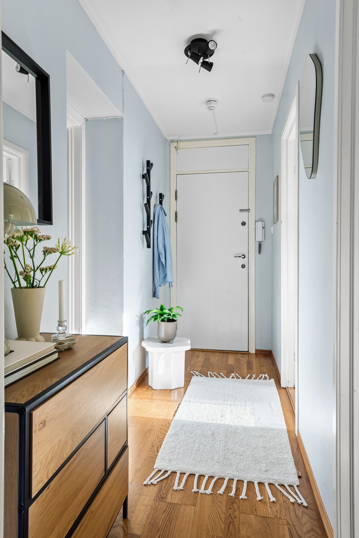 Det er gjennomgående med parkett på gulv og vegger malt i nøytrale farger. Galleribilde