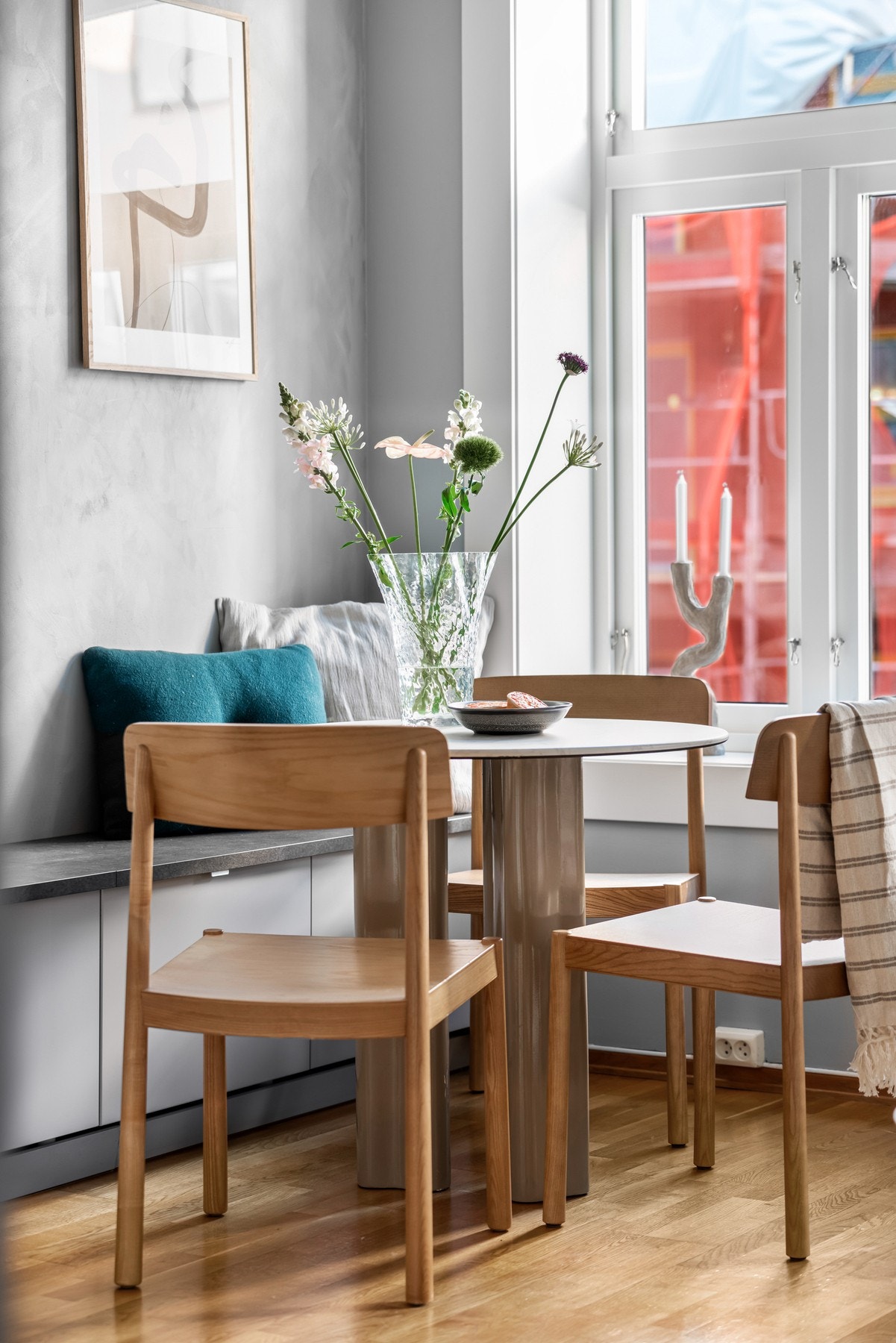 Kjøkkeninnredningen er forlenget med en plassbygd benk som går til den andre enden av rommet. Dette gir ekstra med lagring i tillegg til å fungere som benk. Galleribilde