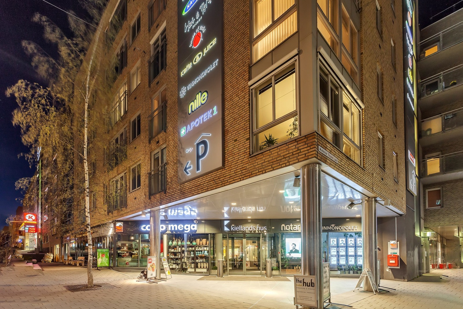 På nabolagssenteret Kiellands Hus finnes bl.a. stor dagligvarebutikk, vinmonopol, apotek, bakeri, bokhandler og blomsterbutikk. Galleribilde