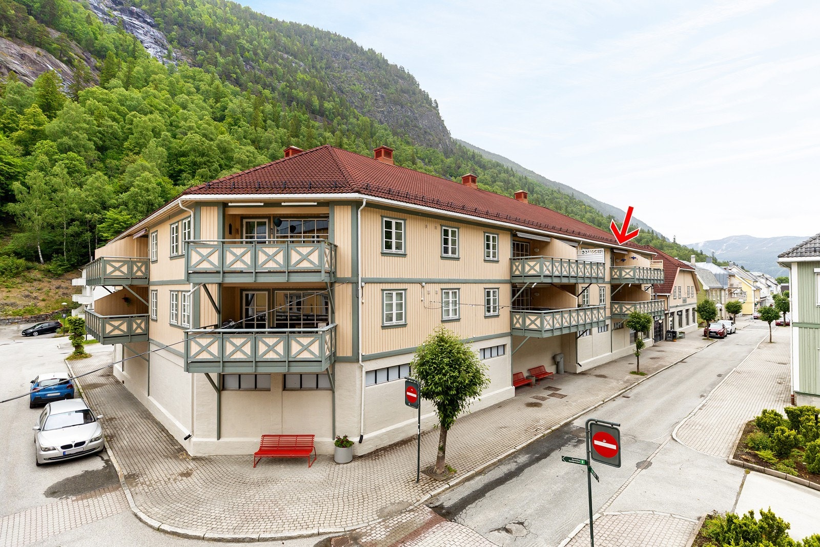 Fasade - leiligheten har en sentral beliggenhet i sentrum av Rjukan Galleribilde