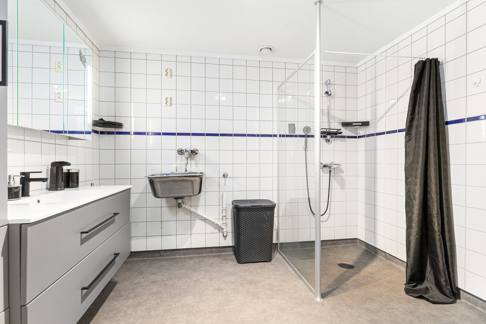Romslig bad/vaskerom Galleribilde