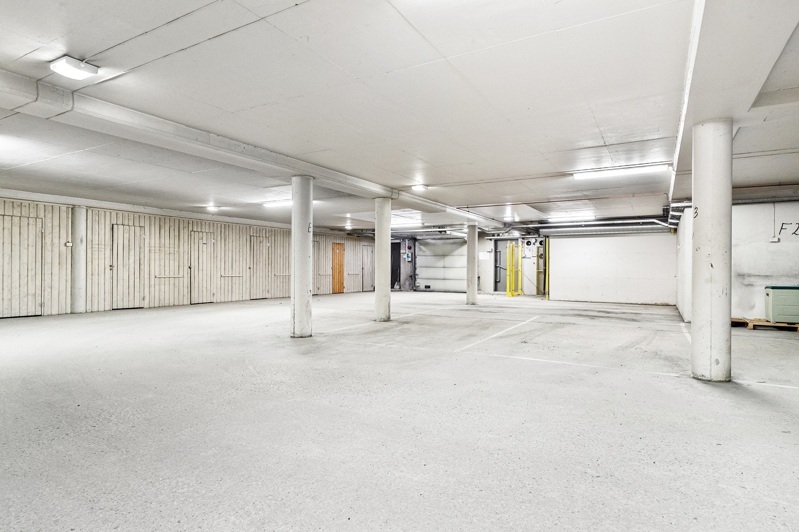 Felles garasjeanlegg hvor man har 1 reservert plass (merket F3) Galleribilde