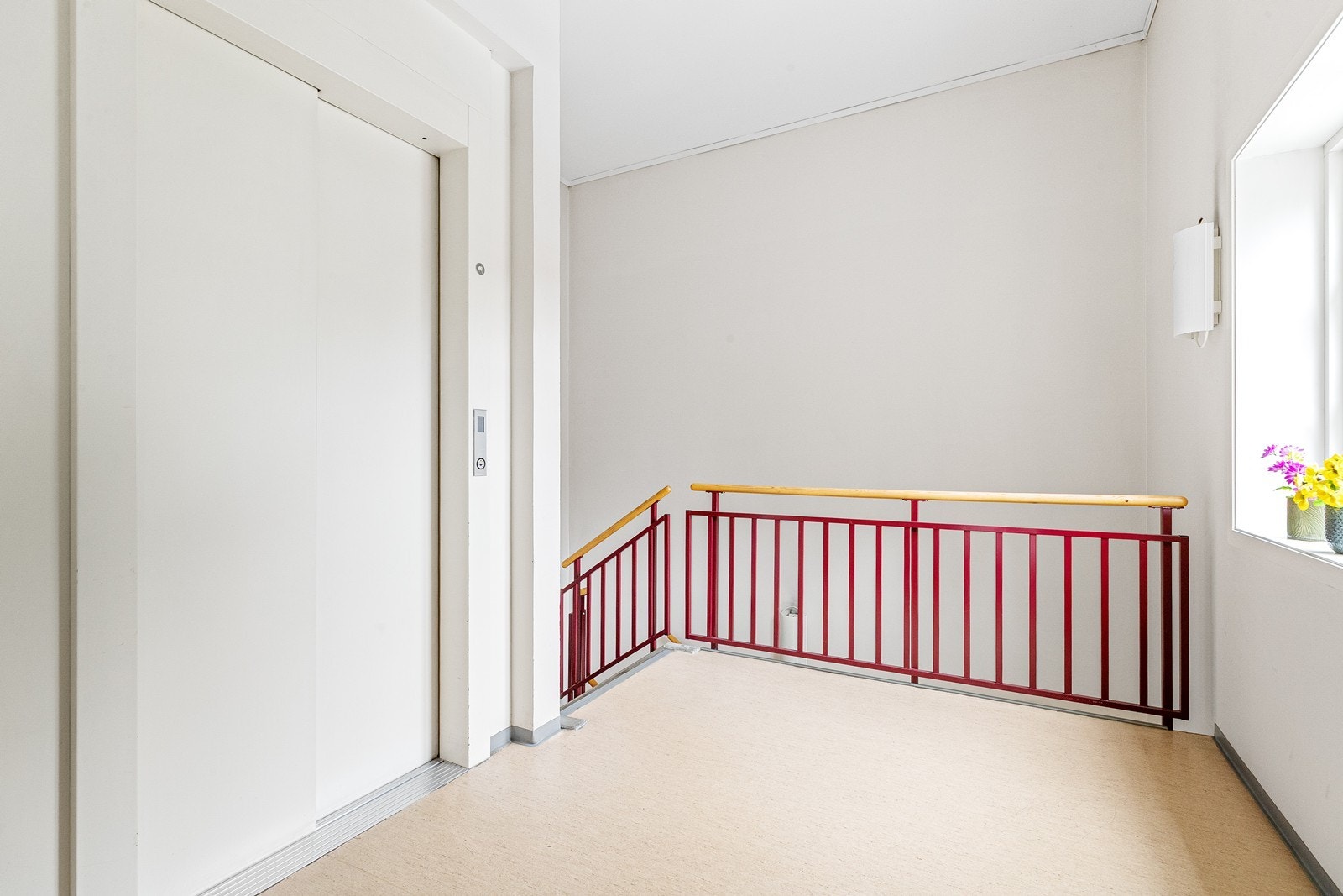 Det er heis i oppgangen i bygget Galleribilde