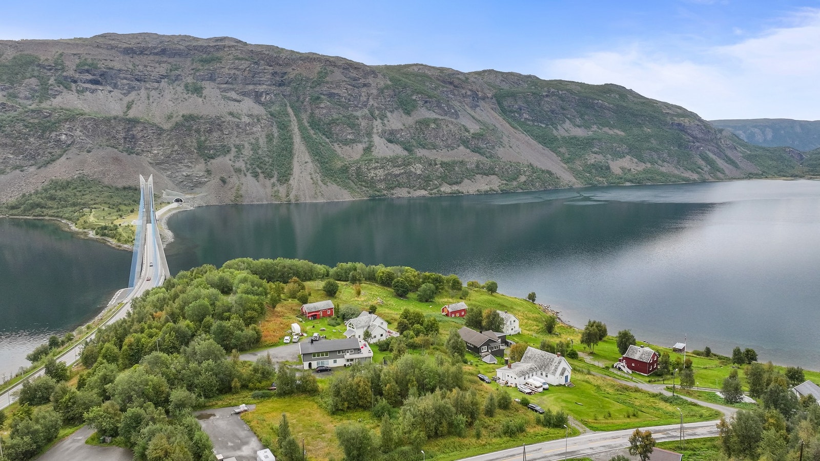 Kåfjord er et naturskjønt område med enkel adkomst til både hav og fjell. Galleribilde