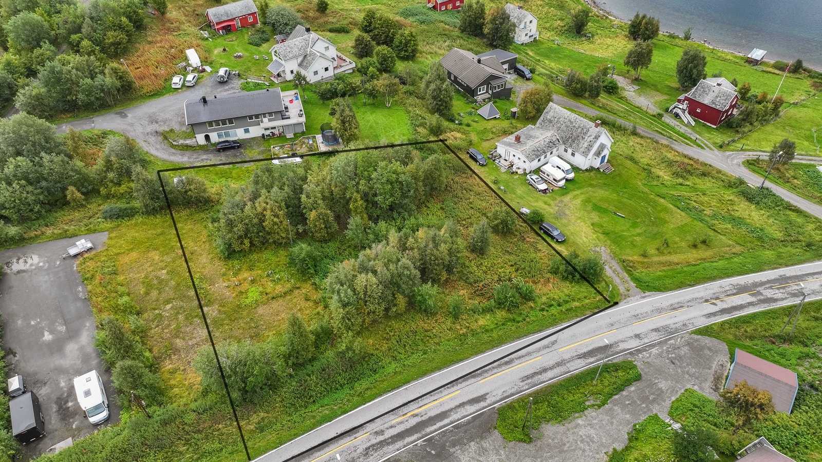 Tomten. NB; Ikke nøyaktig/stipulert tomtegrense. Galleribilde