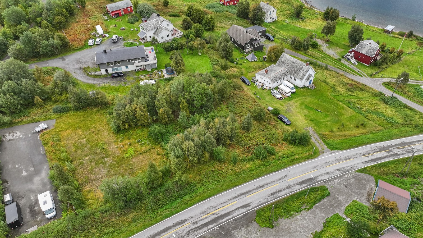 I tillegg er det gode jakt og fiskemuligheter i området i og rundt Kåfjord. Galleribilde