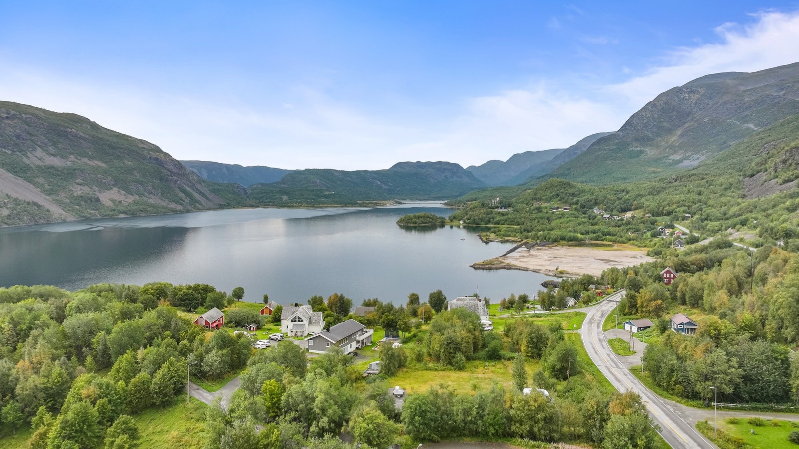 Tomten ligger landlig og nydelig til ved sjøen i bygda Kåfjord, ca. 10 km. fra Alta by. Galleribilde