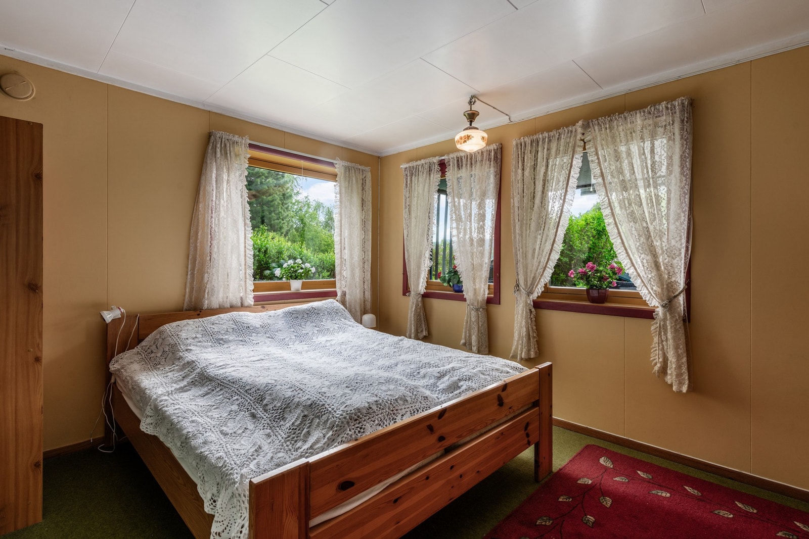 Soverommet i underetasjen har gode vinduer som slipper inn godt med naturlig lys Galleribilde