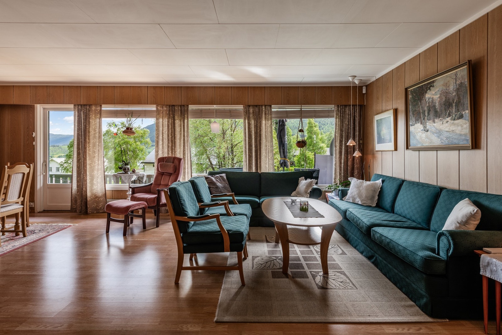 Fra spisestuen er det utgang til terrassen Galleribilde