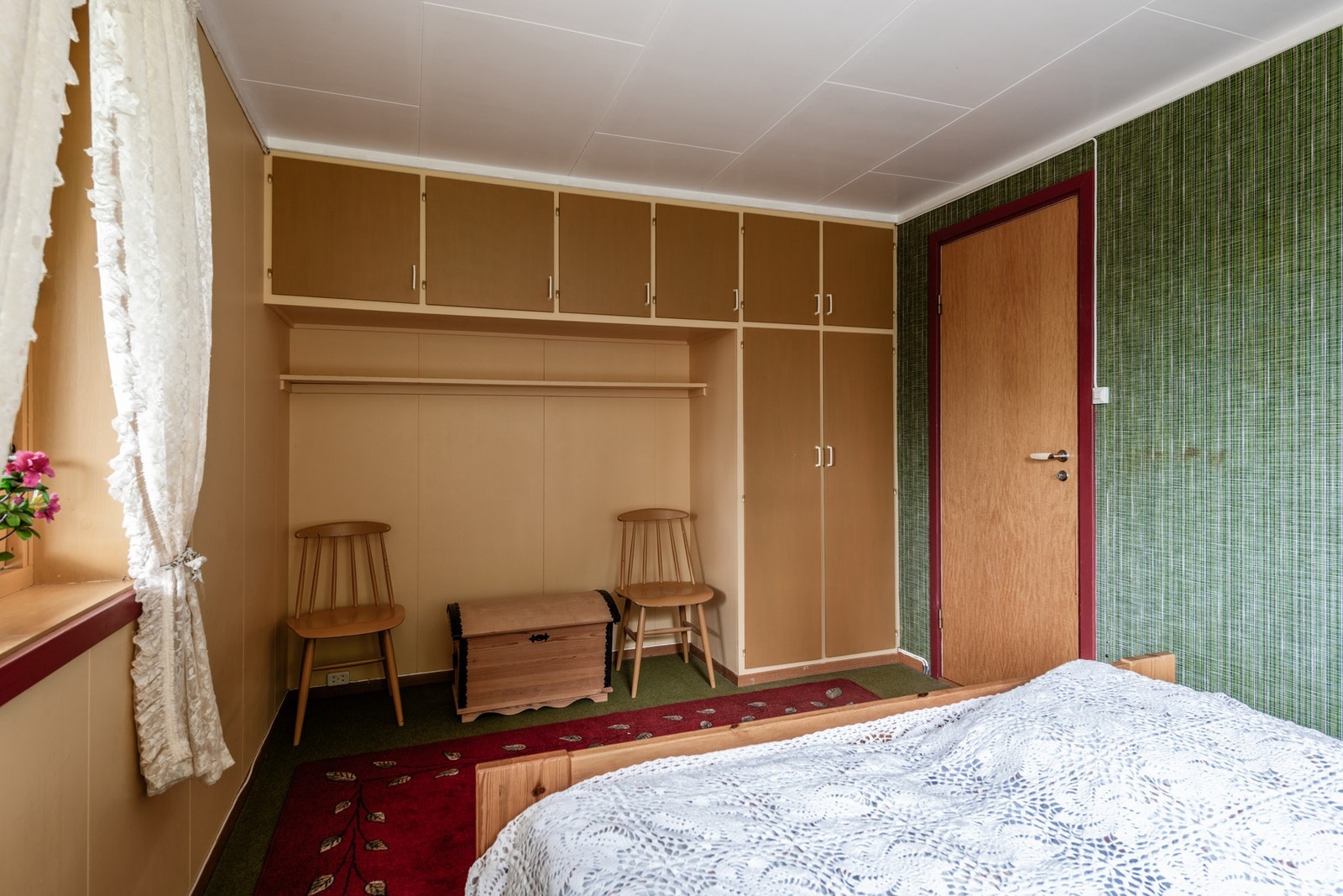 Soverommet har god garderobeplass Galleribilde