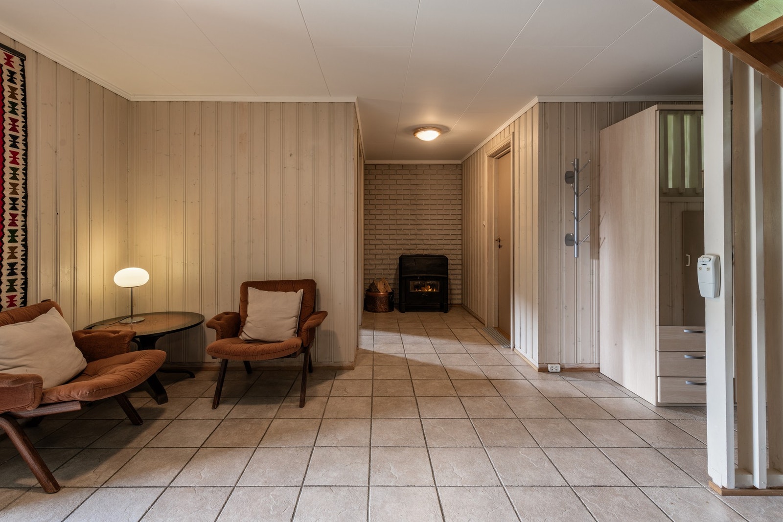 Inn til underetasjen kommer man inn i en romslig hall med flislagt gulv Galleribilde