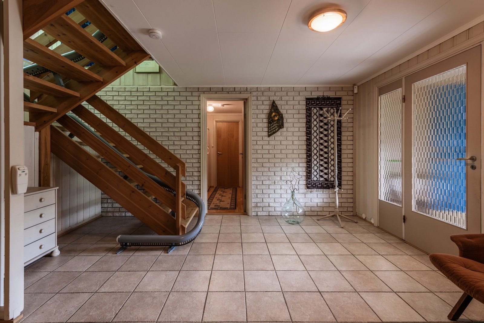 Inn til underetasjen kommer man inn i en romslig hall med flislagt gulv Galleribilde