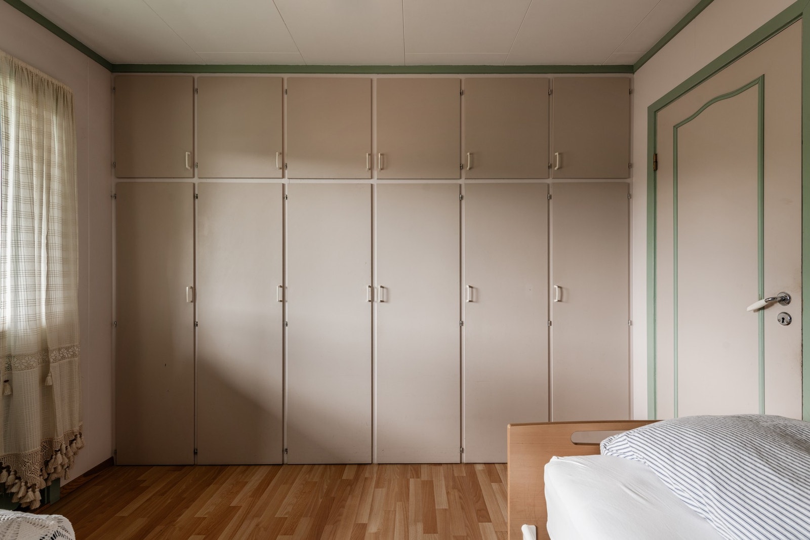 Soverommet har store garderobeskap Galleribilde