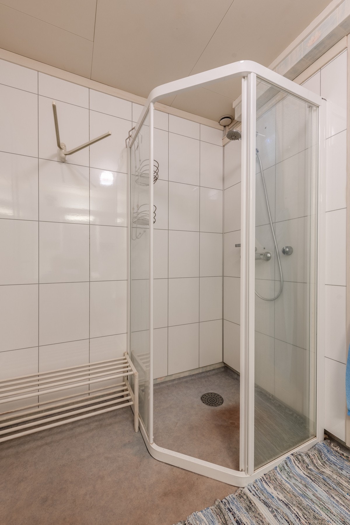 Badet har hjørnedusj Galleribilde