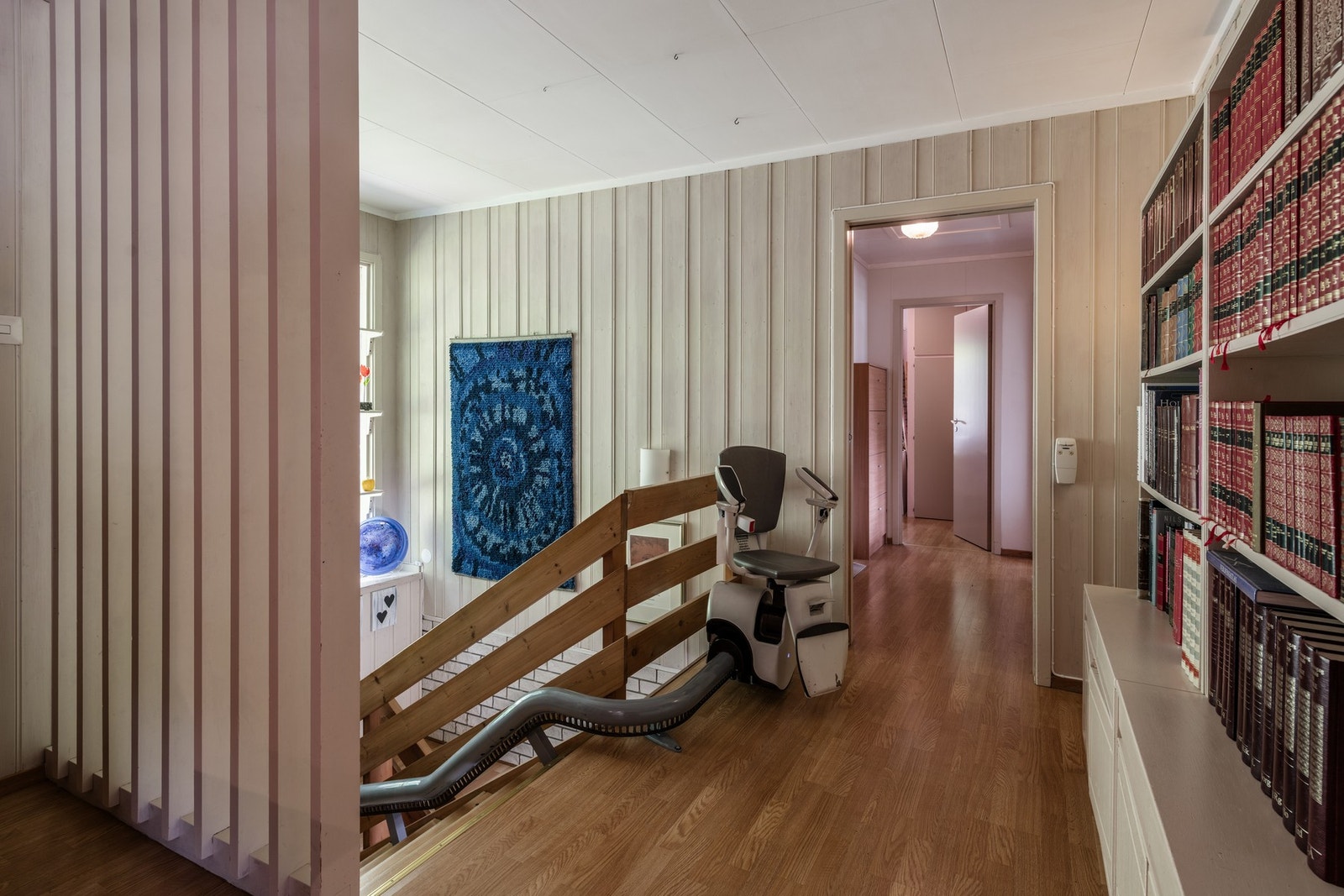 Ned trappen kommer man til boligens underetasje Galleribilde