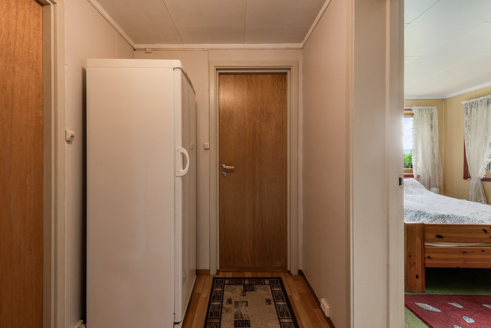 Inn døren rett frem er det en matbod Galleribilde