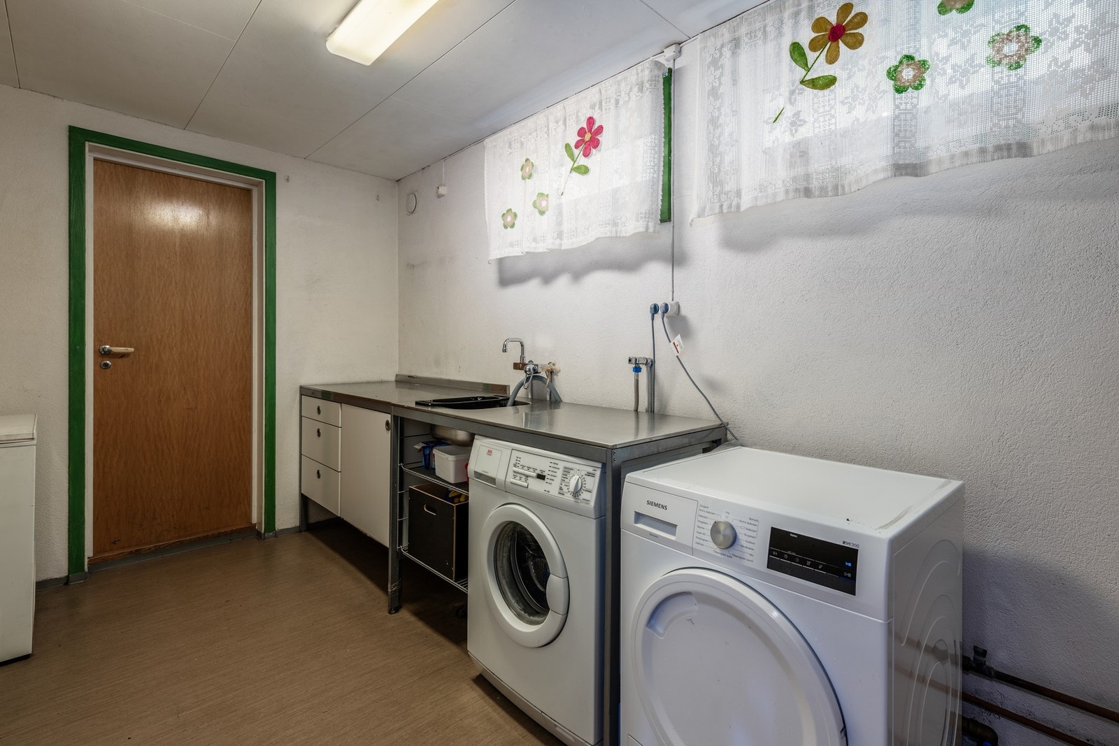 Vaskerom med opplegg for vaskemaskin og tørketrommel, og gjennomgang fra hall til bod Galleribilde