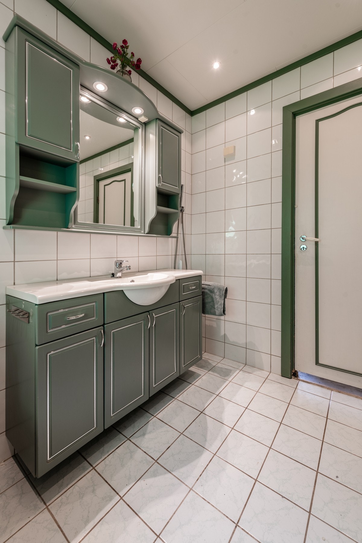 Badet har elektriske varmekabler i gulv Galleribilde