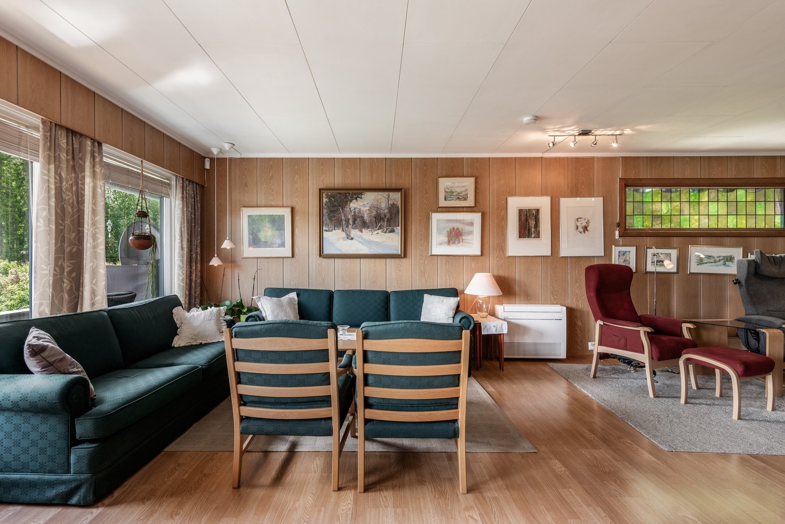 Romslig stue med plass til hele familien Galleribilde