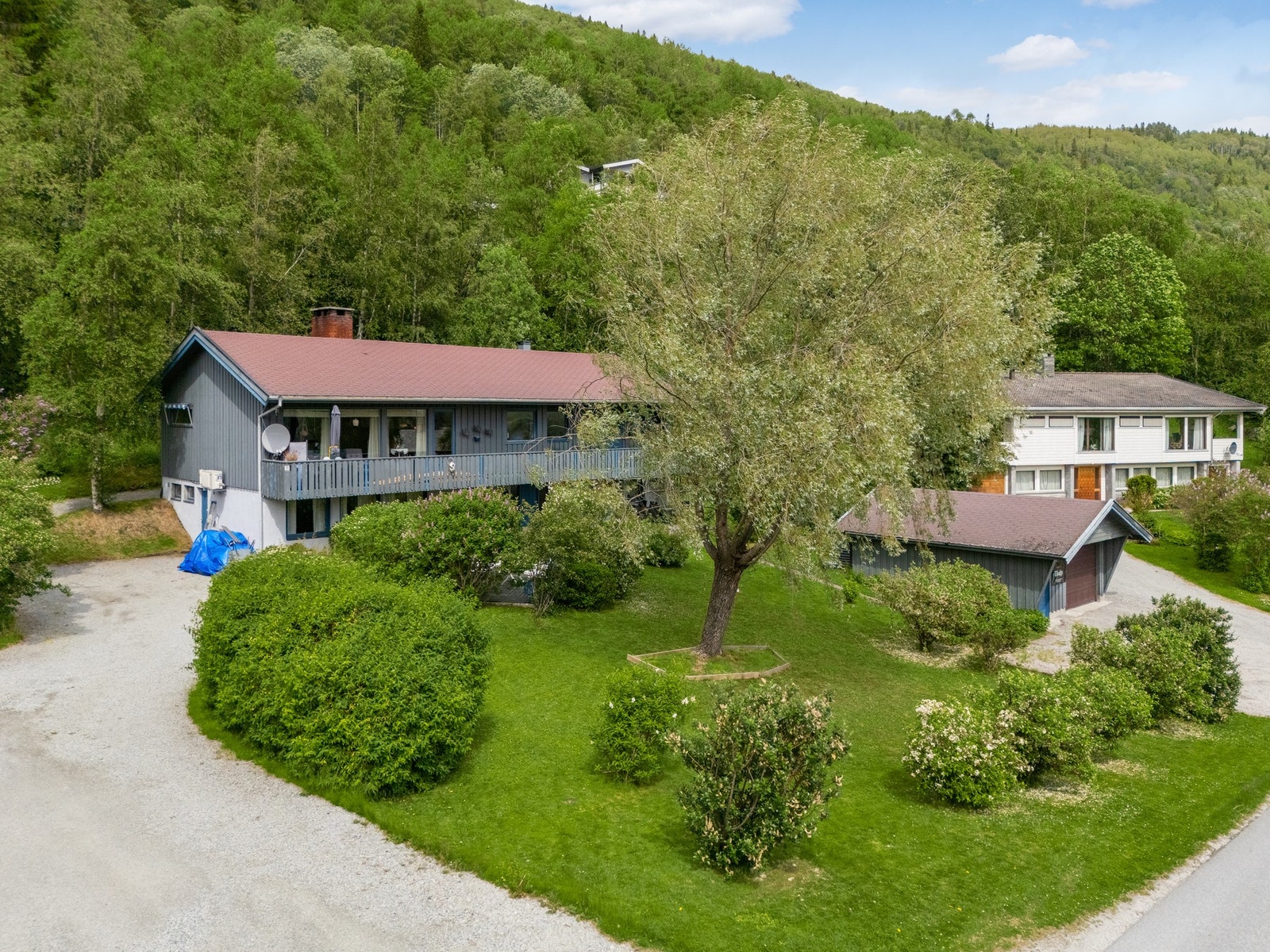 Med grønn og fin hage, garasje og kort vei til det du trenger Galleribilde