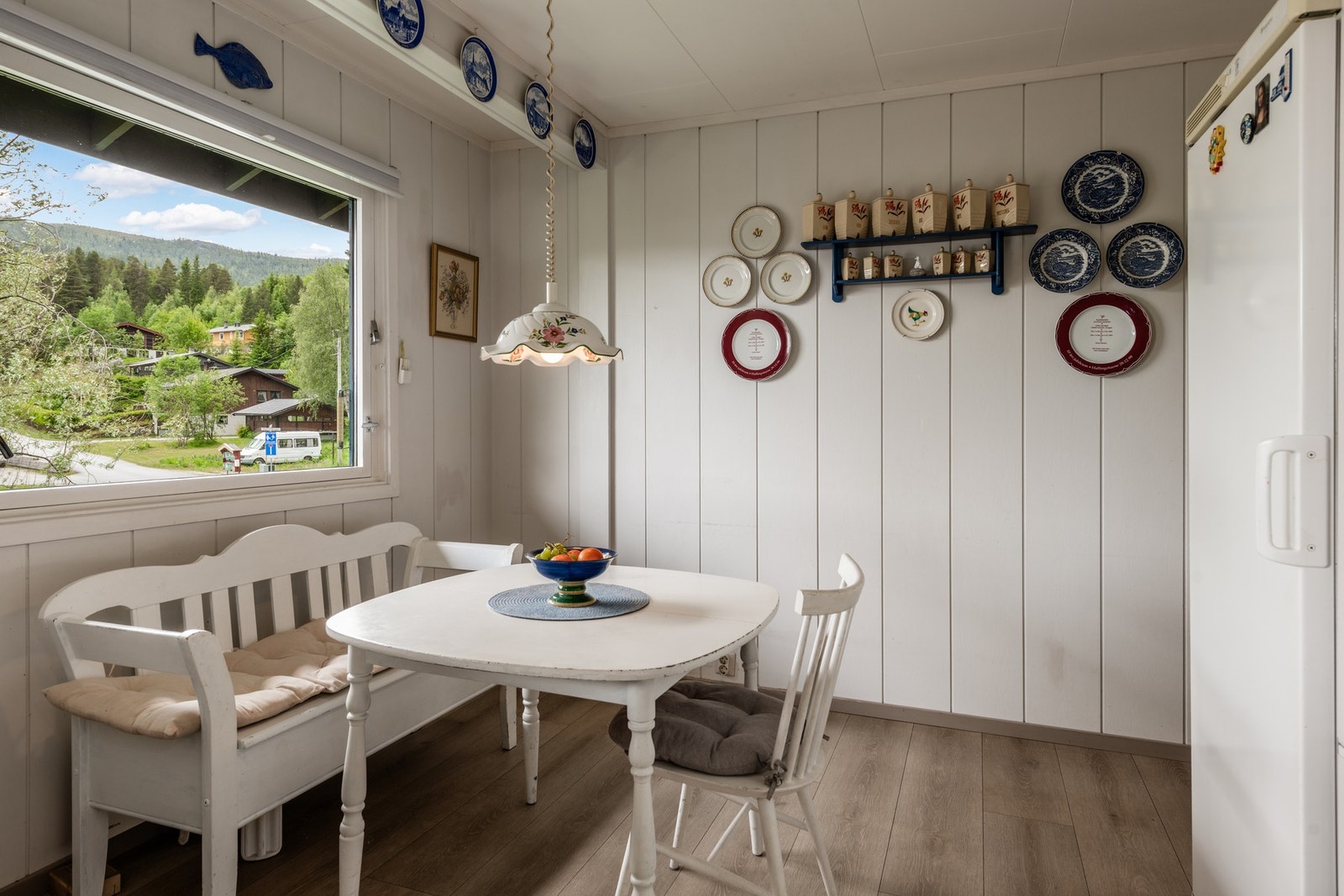 Koselig spisebord ved kjøkkenvinduet Galleribilde