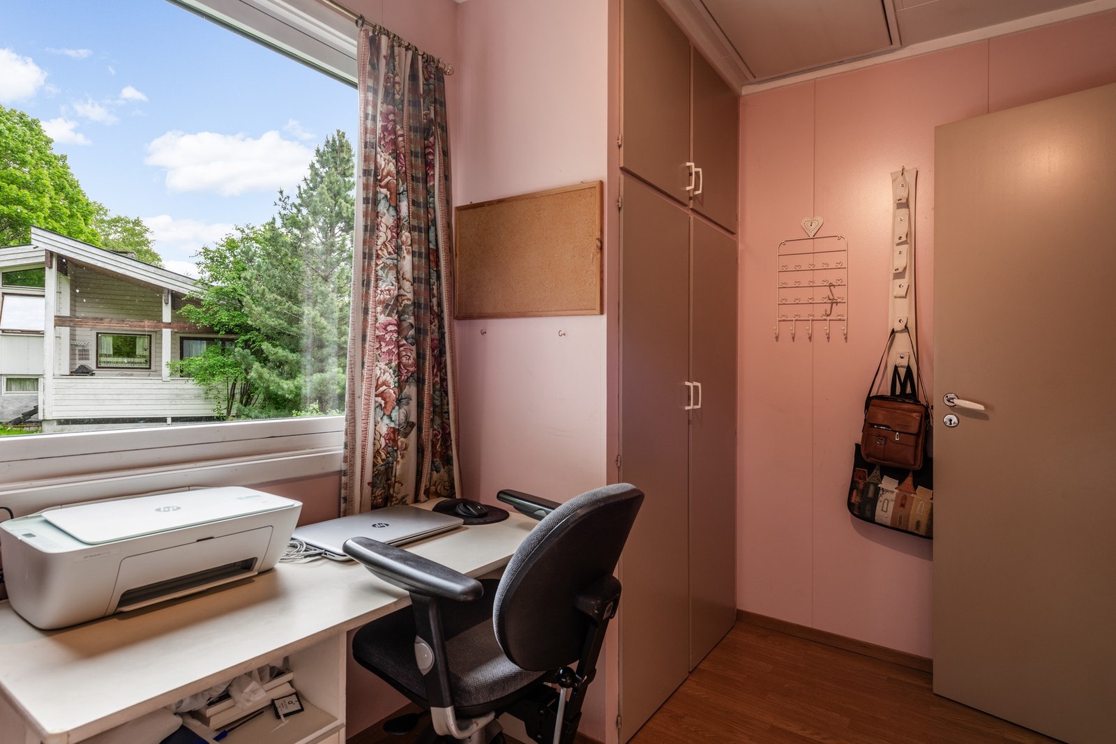 Soverommet har en praktisk garderobeløsning Galleribilde