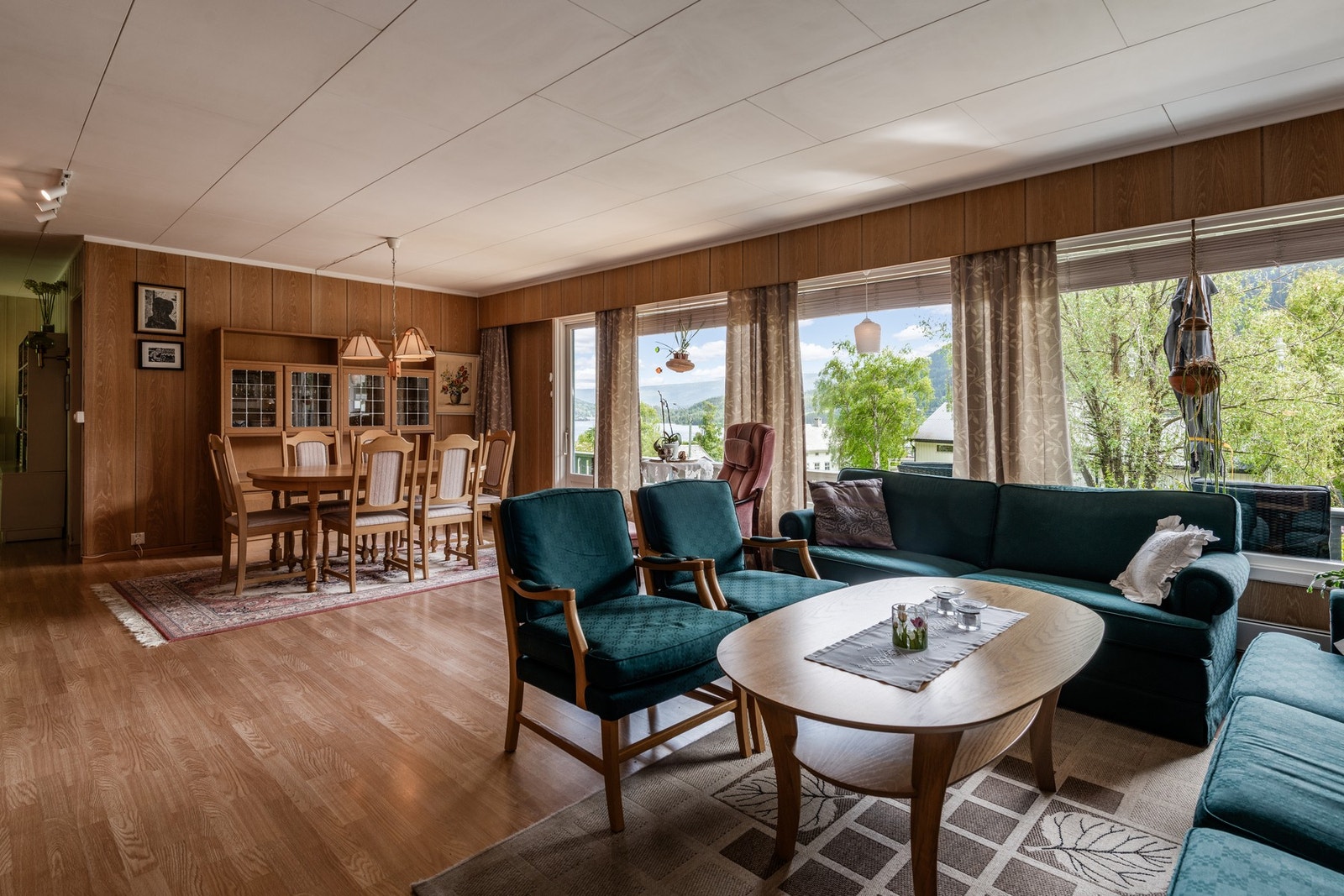 Fra stue og spisestue får man en flott utsikt og godt med naturlig lys Galleribilde