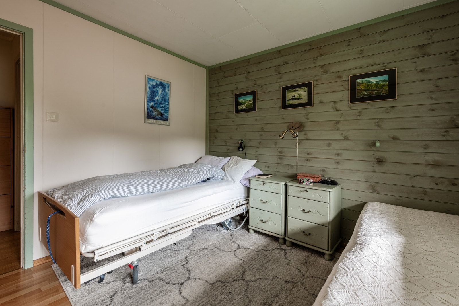 Romslig soverom i lune toner Galleribilde