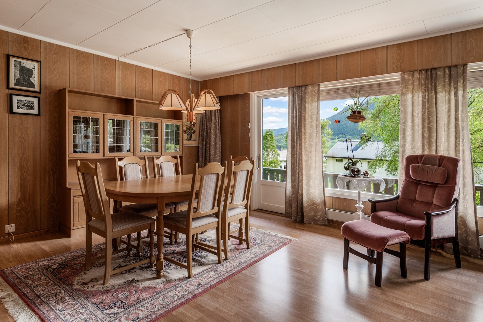 Fra spisestuen er det utgang til terrassen Galleribilde